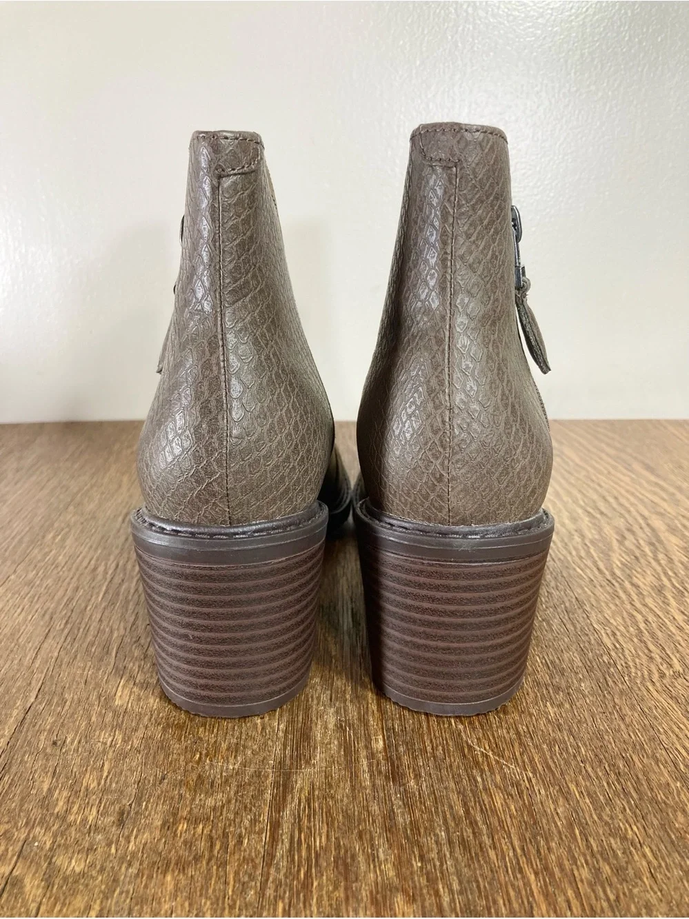 NWB Clarks Scene Zip Ankle Boot Women’s Size 6.5M Dk Taupe